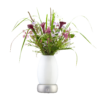 Beleuchtete Vase mit Blumen mit silberner Basis, nicht eingeschaltet.